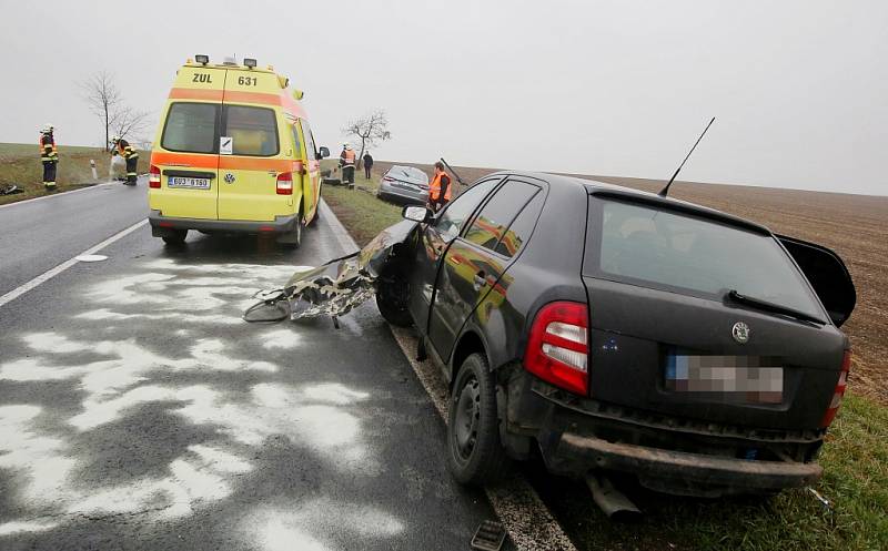 Vážná dopravní nehoda pod zatáčkou v kopci nedaleko Trnovan u Litoměřic.