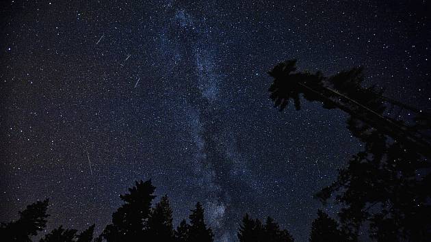 V hodně temných místech s množstvím hvězd to vypadá, jako kdyby Perseidy vylétávaly přímo z Mléčné dráhy.
