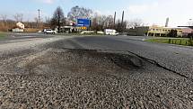 Řidiči, dejte pozor v Lovosicích u jatek na nájezdu na železniční viadukt. Ve stoupání je obrovská díra ve vozovce.