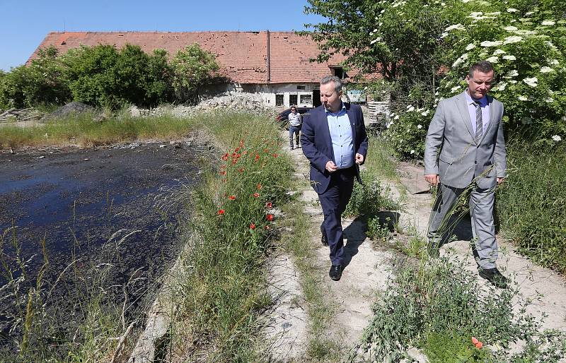 Na spoušť v Rohatcích se přijel v červnu podívat ministr životního prostředí Richard Brabec.