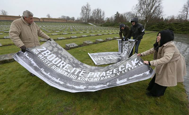 Zhruba patnáctka lidí se v úterý v poledne sešla na Národním hřbitově v Terezíně, aby uctila památku romských obětí holocaustu. Mezi účastníky poklidného pietního shromáždění byli i sami Romové.