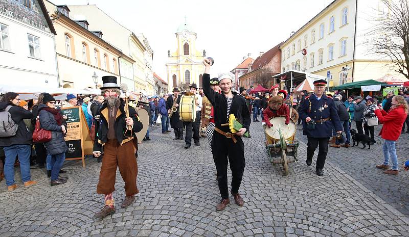 Tradiční masopust s létajícím prasetem proběhl v sobotu v Úštěku.