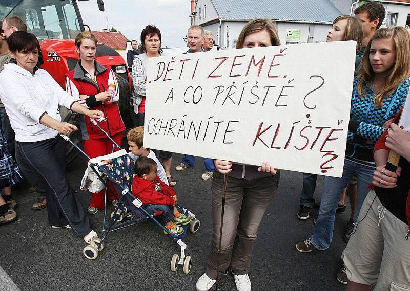 Protestní blokáda silnice ve Velemíně za dostavbu dálnice D8.