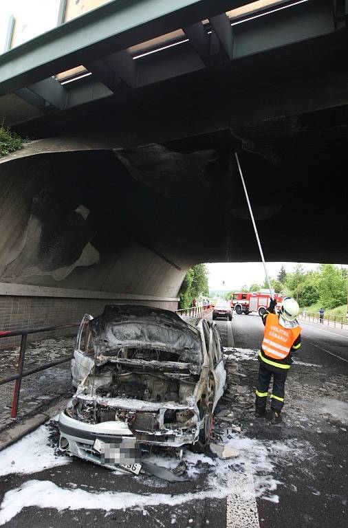 Nedělní požár automobilu v Lovosicích