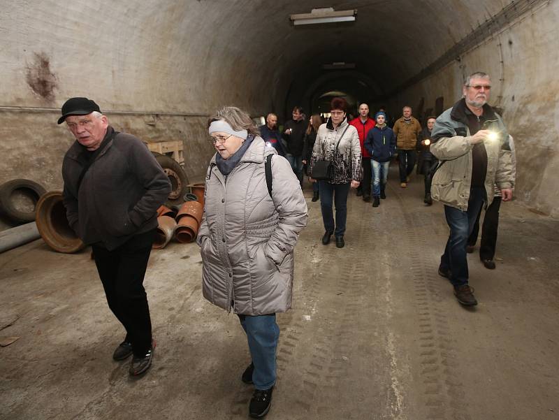 Pochod Cesta do hlubin železničářské duše aneb Tunelem od nádraží k nádraží.