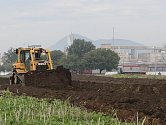 Průmyslová zóna u Preolu se začíná stavět. Buldozér odstraňuje vrstvu úrodné zeminy.