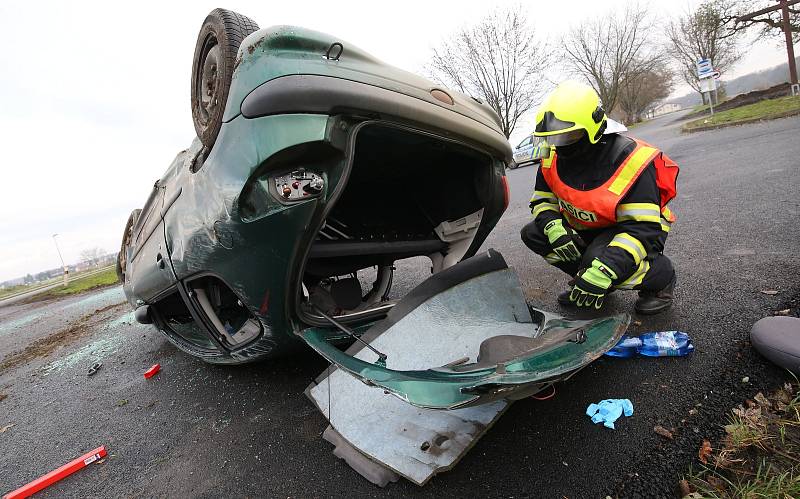 Dopravní nehoda mezi Roudnicí nad Labem a Vědomicemi.