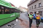 Samovolně rozjetý autobus bez řidiče drtil 31. května v Úštěku lampy a dopravní značky.