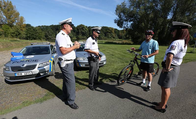 Dopravní policisté z Litoměřic prováděli u Židovic na cyklostezce kontroly cyklistů na požití alkoholu a technický stav kol.