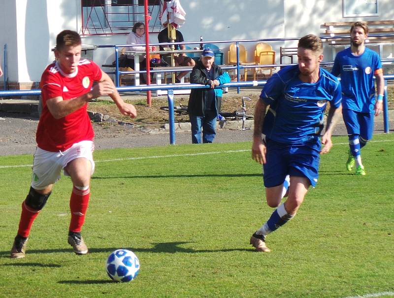 Proboštov (v modrých dresech) hrál s Bohušovicemi 0:0. V penaltovém rozstřelu byli úspěšnější hosté.