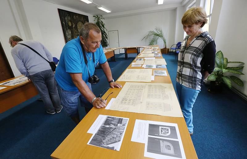 Návštěvníci dne otevřených dveří v Oblastním archivu v Litoměřicích si mohli prohlédnout dokumenty z historie kasáren a poté vyrazit na komentovanou prohlídku.