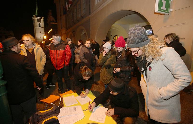 Protestní akce na Mírovém náměstí v Litoměřicích za odvolání komunisty Zdeňka Ondráčka, který se stal předsedou výboru pro kontrolu GIBS.