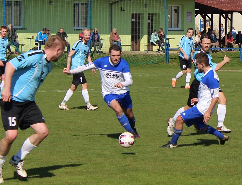 Fotbalisté SK Hrobce (v bílomodrém) rozstříleli v duelu krajského přeboru Vilémov 9:0. 