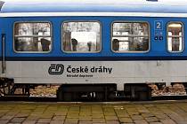 Vůz Bdmtee 265 Českých drah nasazovaný trati Ústí nad Labem - Lysá nad Labem. Jde o neklimatizované vozy s vakuovým WC.