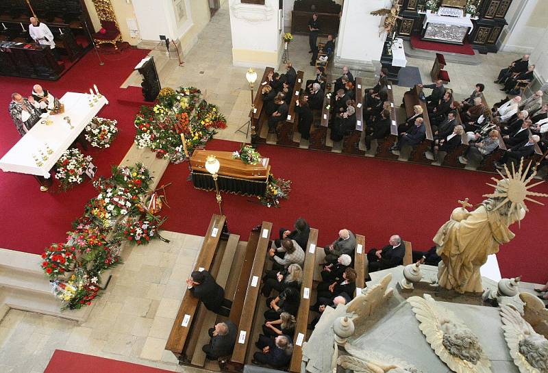 Pohřeb akademického malíře Jana Grimma v katedrále sv. Štěpána.