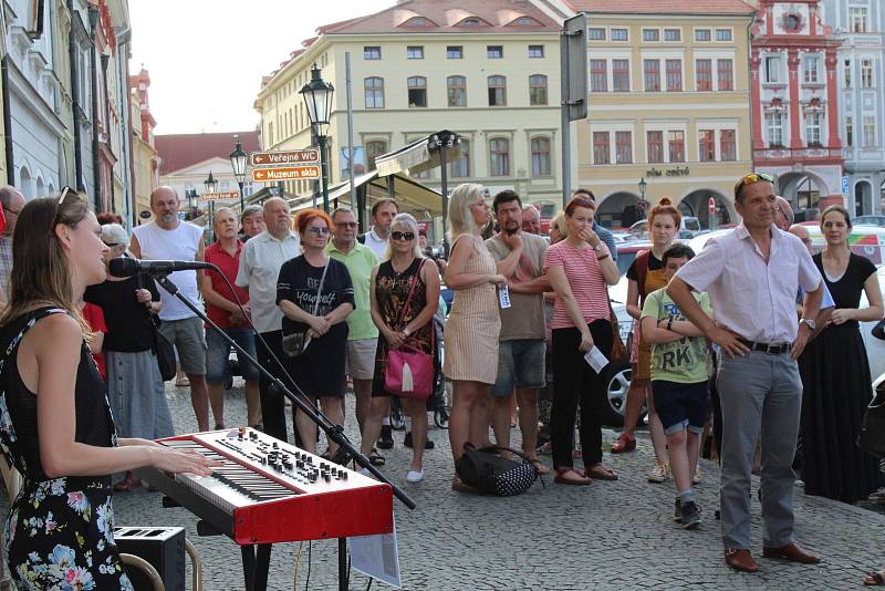 Lidé v Litoměřicích protestují proti Babišovi v úterý 11. června.