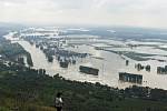 Povodeň 2002, Píšťany a pohledy z Radobýlu na obrovskou lagunu