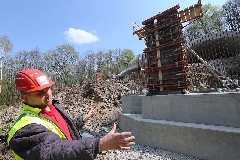 PRÁCE NA ZALOŽENÍ MOSTU začaly letos v březnu. Stavaři nyní betonují pilíře a opěry, na které později usadí ocelovou konstrukci mostu.