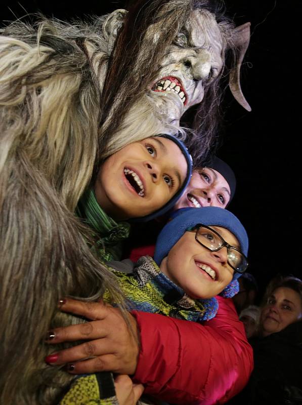 V Radovesicích spojili rozsvícení vánočního stromu s Krampus show.