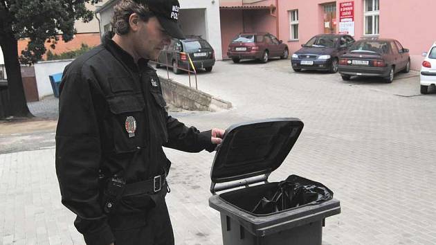 Strážník roudnické městské policie Karel Sedláček ukazuje sběrný box na uhynulou drůbež, jenž je připraven  nedaleko služebny MP v Riegrově ulici v Roudnici nad Labem. 