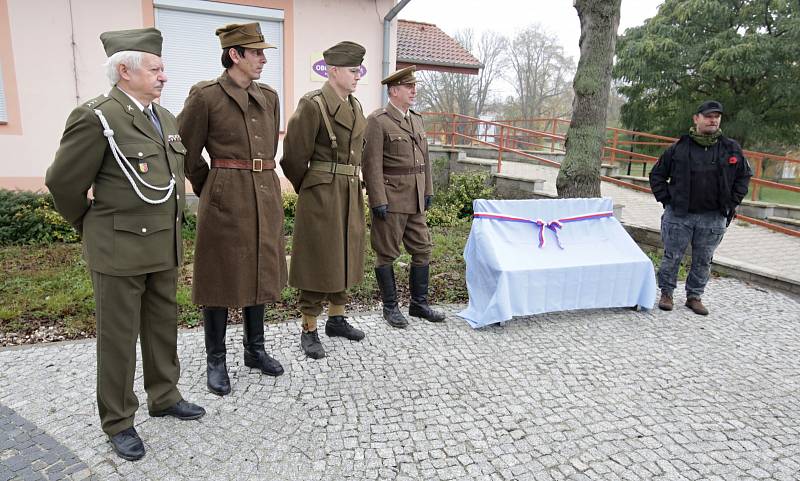 Odhalení nové lavičky při Dni válečných veteránů ve Štětí