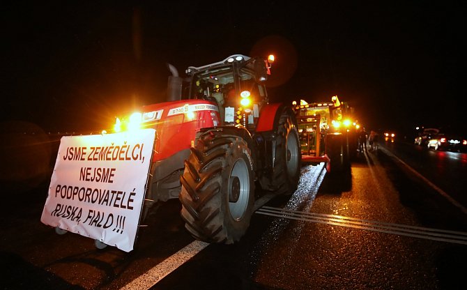 Zemědělci vyrazili demonstrovat do Prahy. Seřadiště měli u Lovosic, na Prahu vyjeli po druhé hodině ranní.