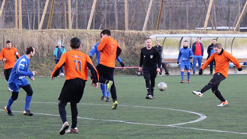 Roudnice (v modrém) porazila Křešice 6:2.