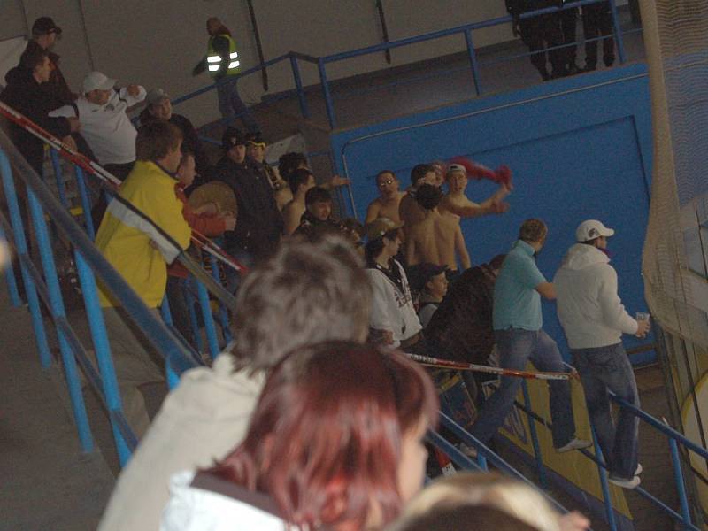 Play-off: Stadion Litoměřice - Písek. Příznivci hostujícího týmu.