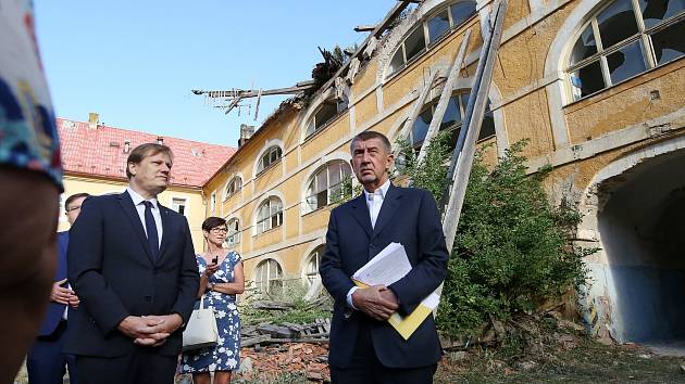 Premiér Andrej Babiš dorazil v pátek dopoledne do Terezína na pozvání starosty města. Po prohlídce objektů, na které potřebuje město peníze, proběhlo jednání v nově opravené Wieserově vile.