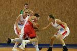 Utkání basketbalistek ČR (v bílém) proti celku Maďarska v Roudnici