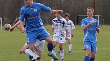 Dohrávku 17. kola divize B ktg. U19 zvládli fotbalisté SK Roudnice (v modrém), kteří porazili Kladno B 4:1.