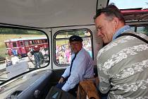 Uličníka Tomáše z filmu Páni kluci Michaela Dymka (vpravo) a herce Václava Koptu si mohli užít v roce 2019 cestující při jízdě historickým autobusem z Úštěku do Zubrnic.