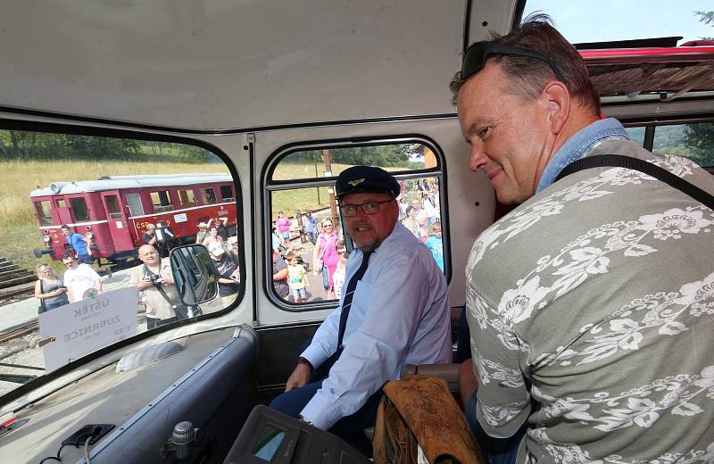 Uličníka Tomáše z filmu Páni kluci Michaela Dymka (vpravo) a herce Václava Koptu si mohli užít v roce 2019 cestující při jízdě historickým autobusem z Úštěku do Zubrnic.