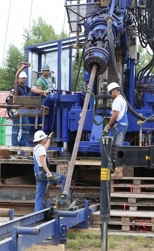 Na geotermálním vrtu v Litoměřicích zahájila odborná firma práce na jeho čištění