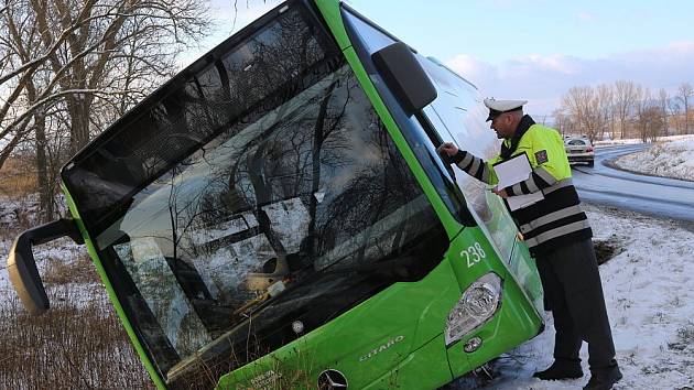 Dopravní nehoda mezi Křešicemi a Okny