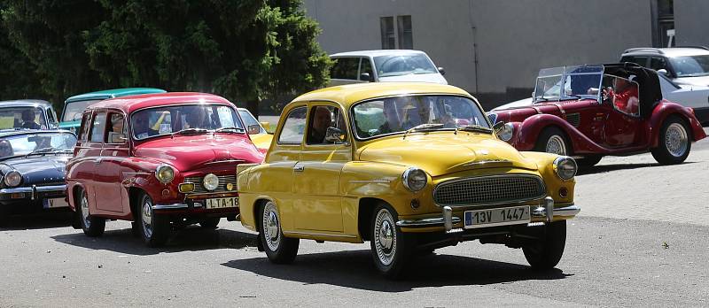 Veterán Car Club Velemín pořádal v sobotu dopoledne závod veteránů všech kategorií. Počasí sice moc nepřálo, ale i přesto dorazilo na start v areálu výstaviště Zahrady Čech několik desítek vozidel a motocyklů.