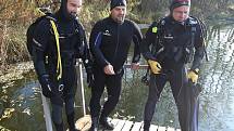 Potápěči zamykali a uklízeli jezero v Píšťanech