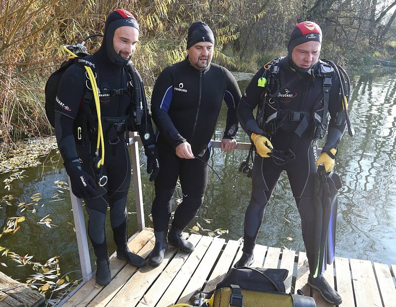 Potápěči zamykali a uklízeli jezero v Píšťanech