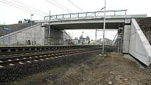 HRDLY. Silniční most nad železničním koridorem u Hrdel už je téměř dokončený. 