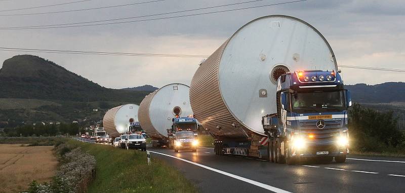 Obří tanky na pivo se vydaly na cestu z Lovosic do Plzně.