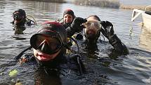 Potápěči zamykali a uklízeli jezero v Píšťanech