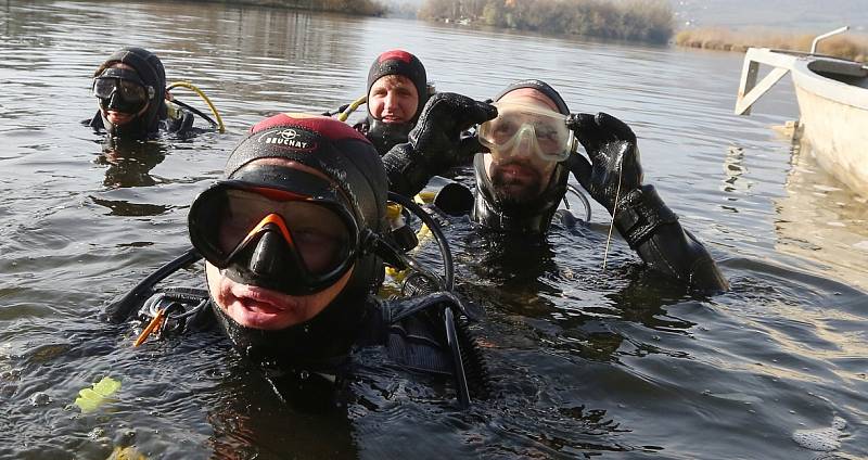 Potápěči zamykali a uklízeli jezero v Píšťanech