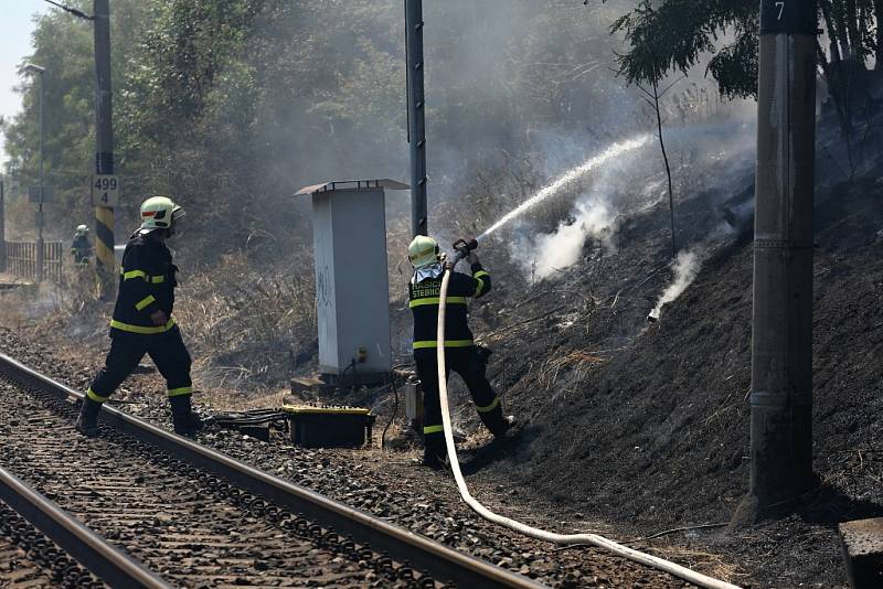 Hasiči bojují s požáry na Lovosicku