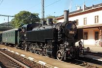 Historická souprava tažená parní lokomotivou 431.032, s přezdívkou Ventilovka, vyrazí v sobotu na Prvního máje po Švestkové dráze z Litoměřic do Mostu.