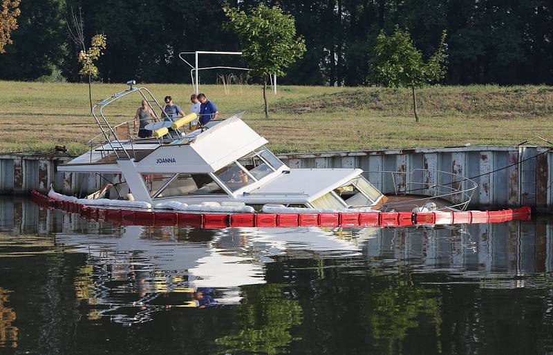 Vyprošťování potopené jachty v Roudnici nad Labem