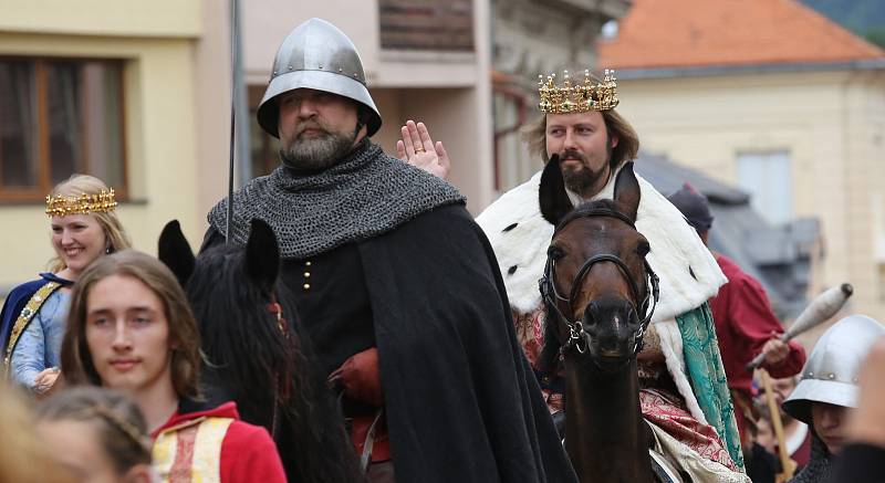 Tisíce návštěvníku zaplavilo Úštěcký letní jarmark. Na jubilejní 20. ročník dorazil i císař a král Karel IV. se svojí družinou.