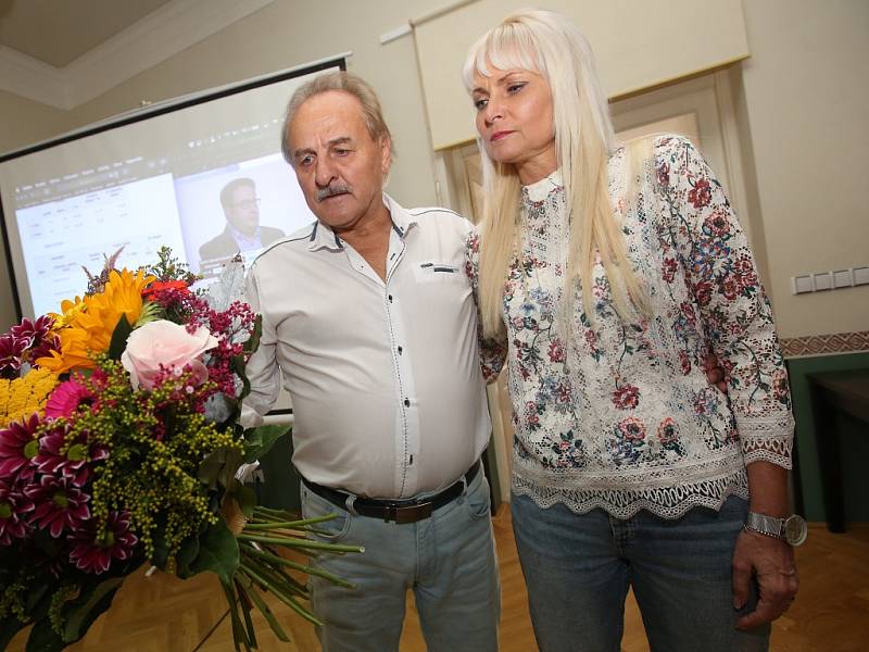 Volební štáb ODS v Litoměřicích při sčítání výsledků druhého kola senátních voleb a vítěz Ladislav Chlupáč