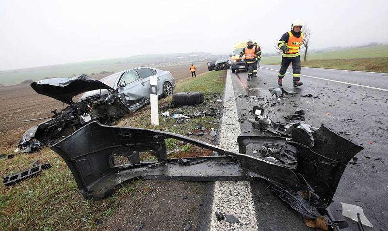 Vážná dopravní nehoda pod zatáčkou v kopci nedaleko Trnovan u Litoměřic.