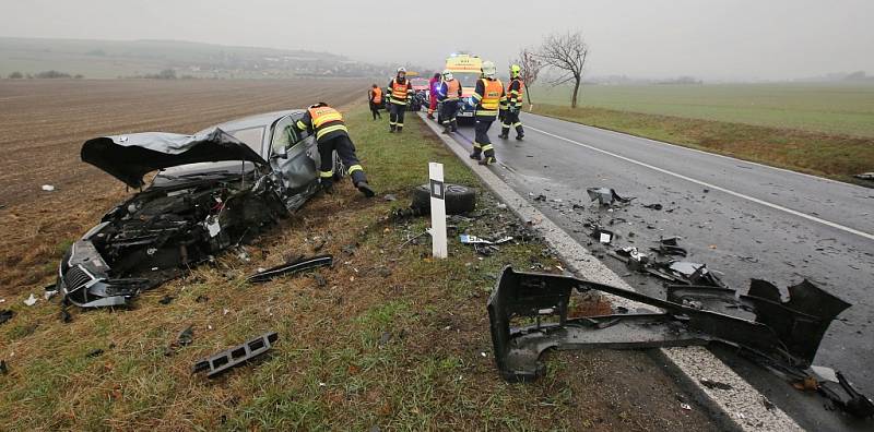 Vážná dopravní nehoda pod zatáčkou v kopci nedaleko Trnovan u Litoměřic.