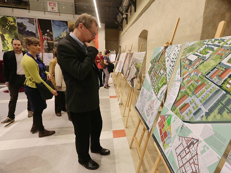 Všech čtrnáct návrhů na revitalizaci kasáren pod Radobýlem, ale především tři vítězné, které porotu zaujaly nejvíce, představilo v Hradu vedení Litoměřic. 